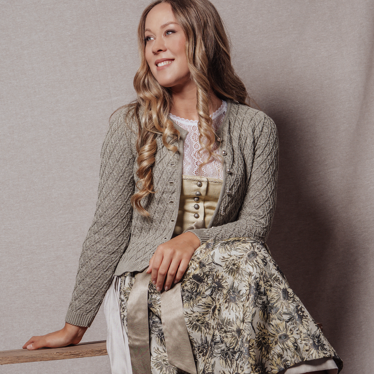 Jacke zum Dirndl Kategoriebild quadratisch 1300px10